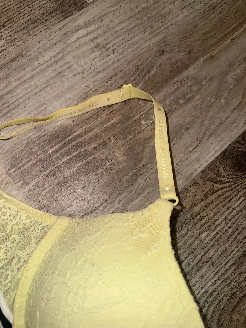 Victoria's Secret Pale Yellow Lace Push-Up Bra